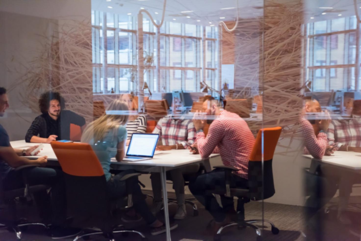 Profissional aplicando técnicas de análise em ambiente corporativo moderno